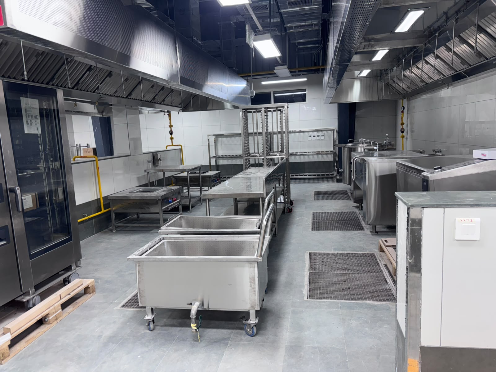 Commercial kitchen installation - mobile prep bins and racking